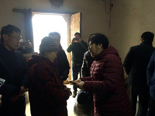 图为省残联党组书记、理事长陶慧芬为返贫的包保户明安桂家送去助学金3000元