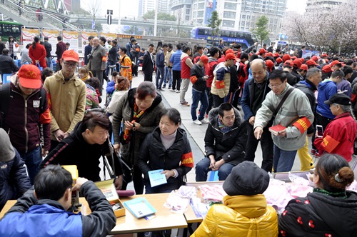 图为武汉市助残志愿者进社区服务现场