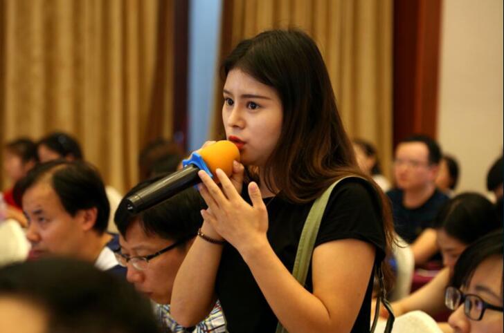 图为教师学员互动答疑 图为教师学员互动答疑