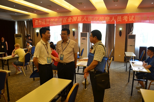 图为施李国副理事长在考场巡考 图为施李国副理事长在考场巡考