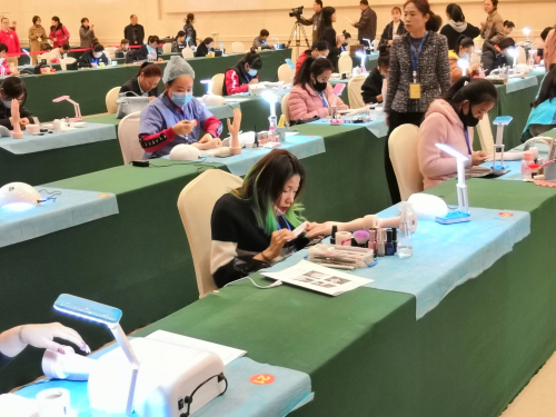 图为美甲项目选手石婷比赛中