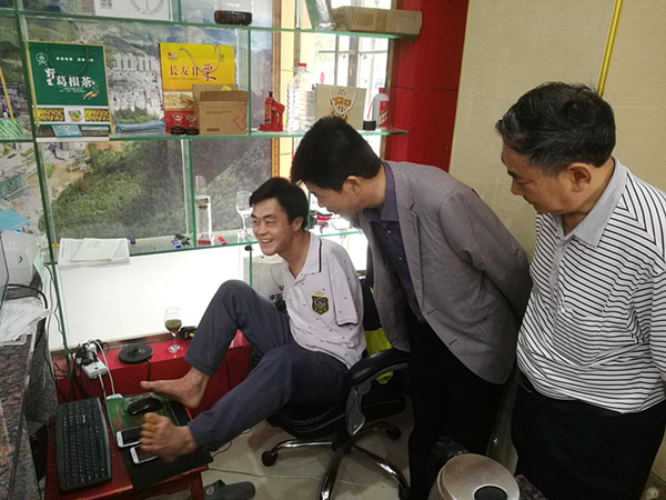 实地走访巴东培训学员自强创业残疾人陈兹方（左一）、陈远祥（中）、李邦和（右一）