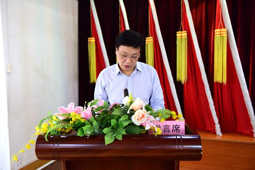 图为优秀党务工作者代表李先明同志发言