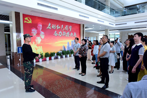 图为参观国防教育馆 图为参观国防教育馆