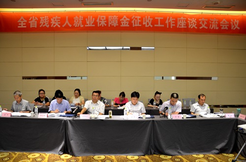 图为座谈会现场 图为座谈会现场