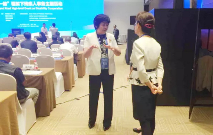 图为陶慧芬（左一）接受记者采访