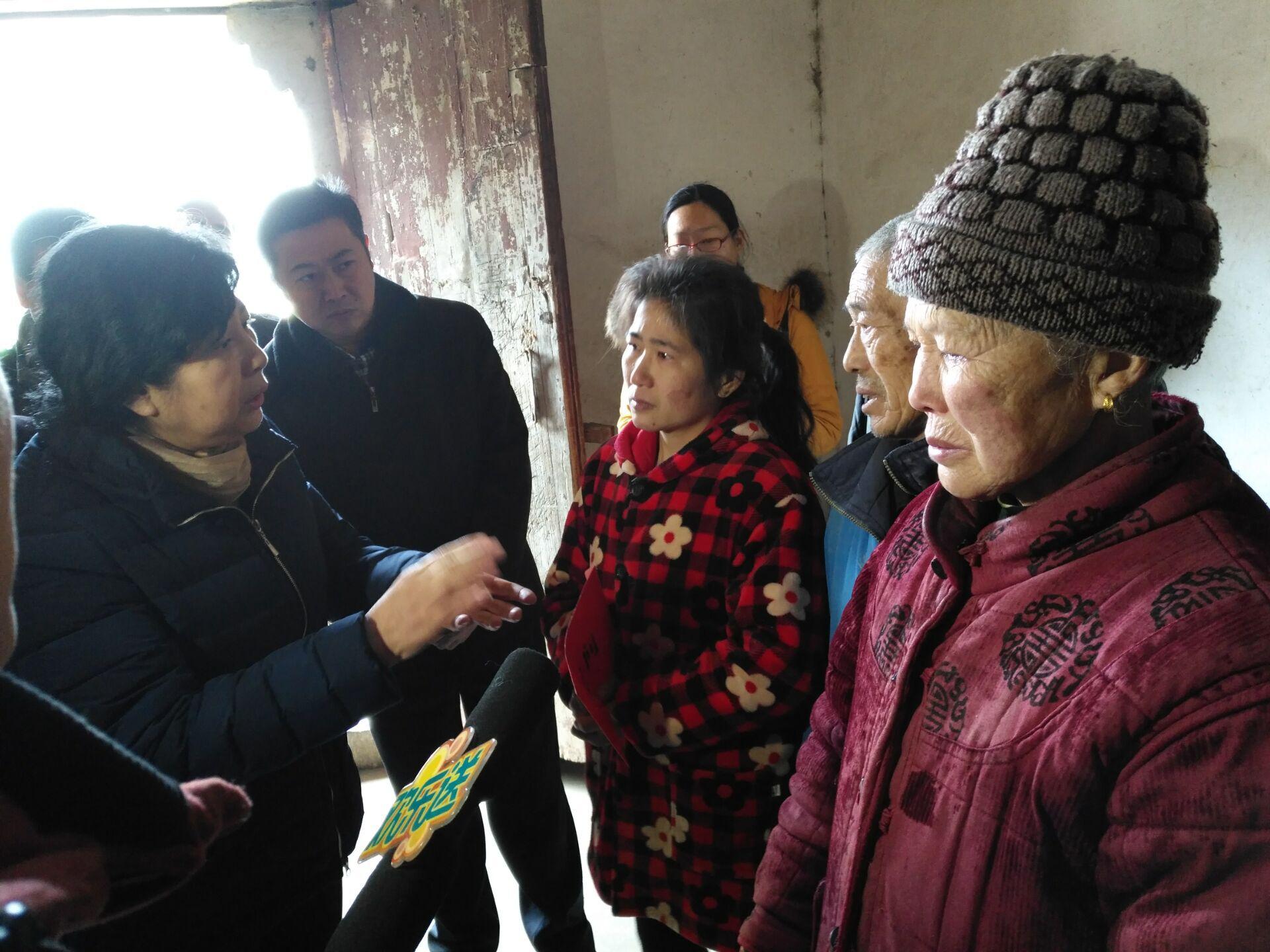 图为省残联党组书记、理事长陶慧芬深入返贫的包保贫困户明安桂家慰问调研