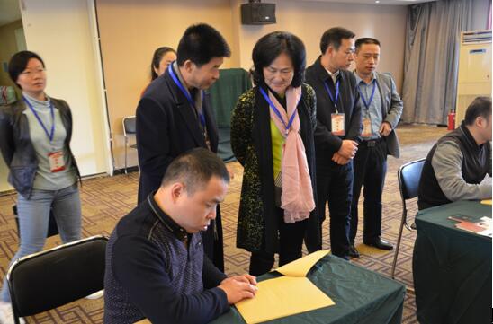 图为省人社厅职称处一级调研员郭宏巡考