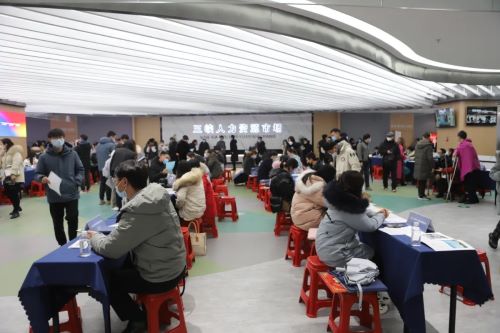 图为宜昌市保用工促就业行动专场招聘会现场