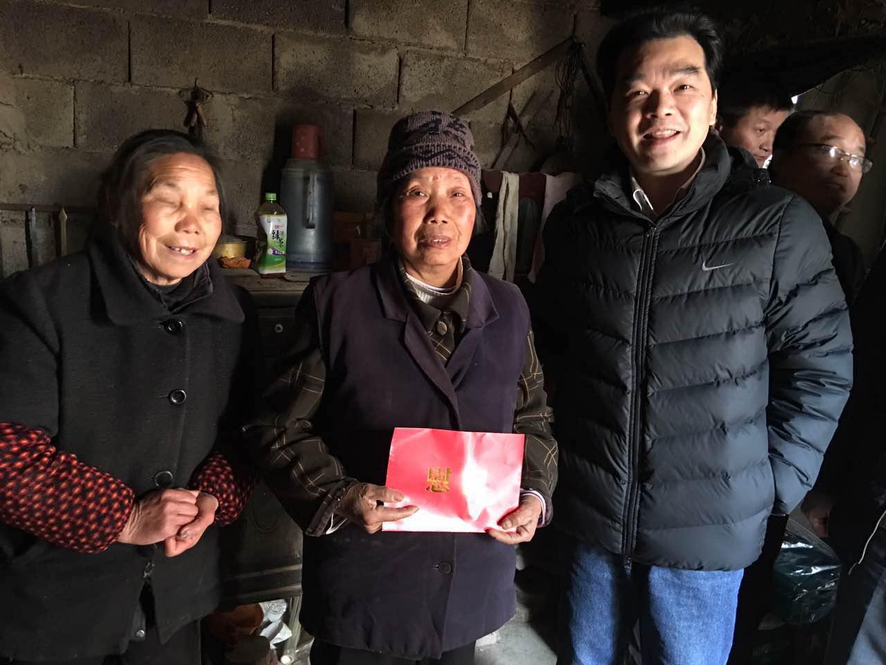 图为省残联副理事长朱志斌深入包保贫困户陈桂香家慰问调研