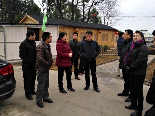 图为省残联党组书记、理事长陶慧芬一行实地考察调研古礼山庄采摘园