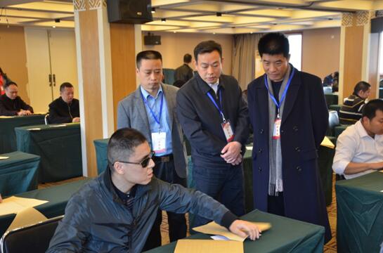 图为省残联党组成员、副理事长程辉巡考